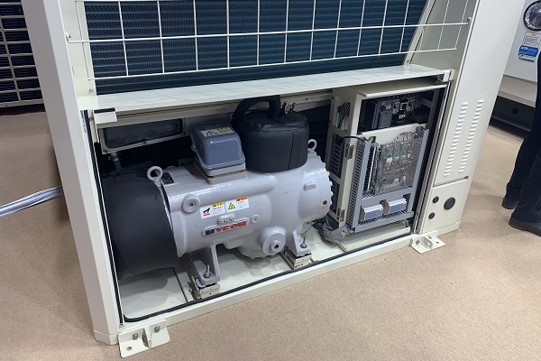 Сердце водонагревателя TCAH200HH, работающего на углекислом газе, — японский компрессор MYCOM